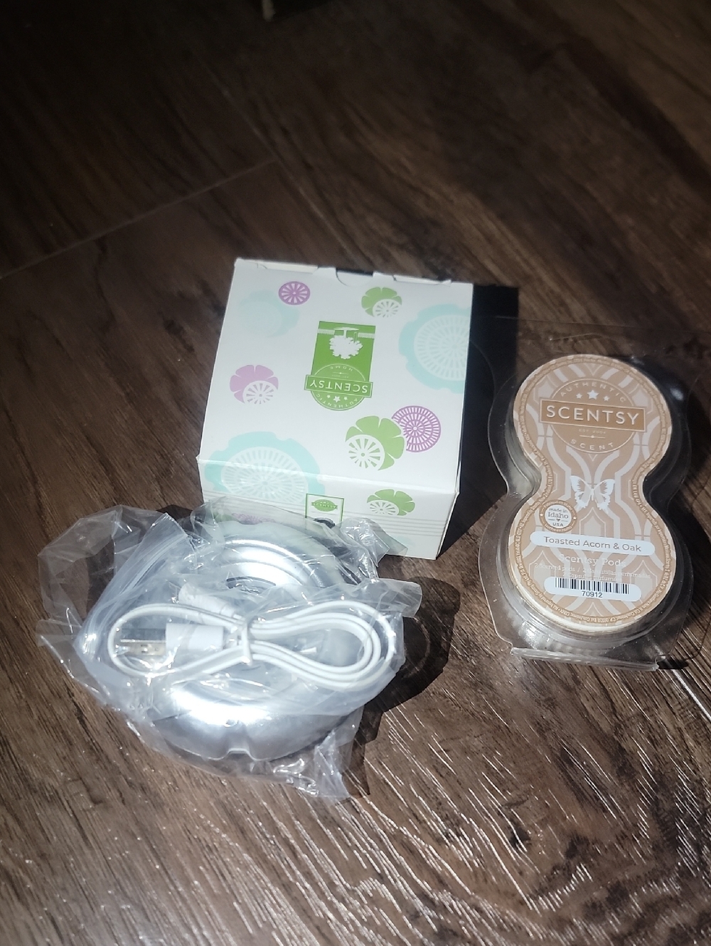 Scentsy Silver Electric Warmer with Tan Toasted Acorn & Oak Wax Bars
